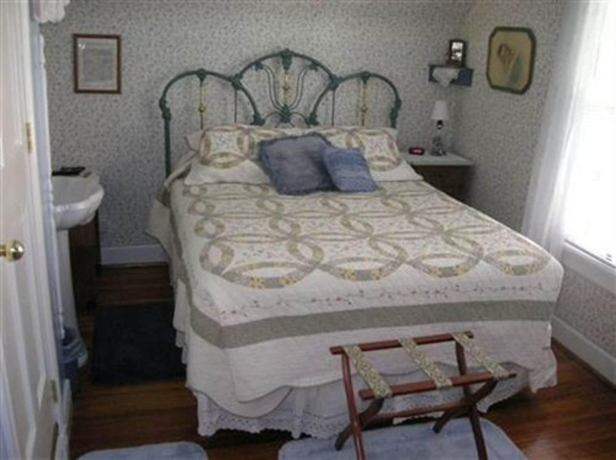 The Silk Pincushion (Adults Only) Bed and Breakfast Golden Exteriör bild