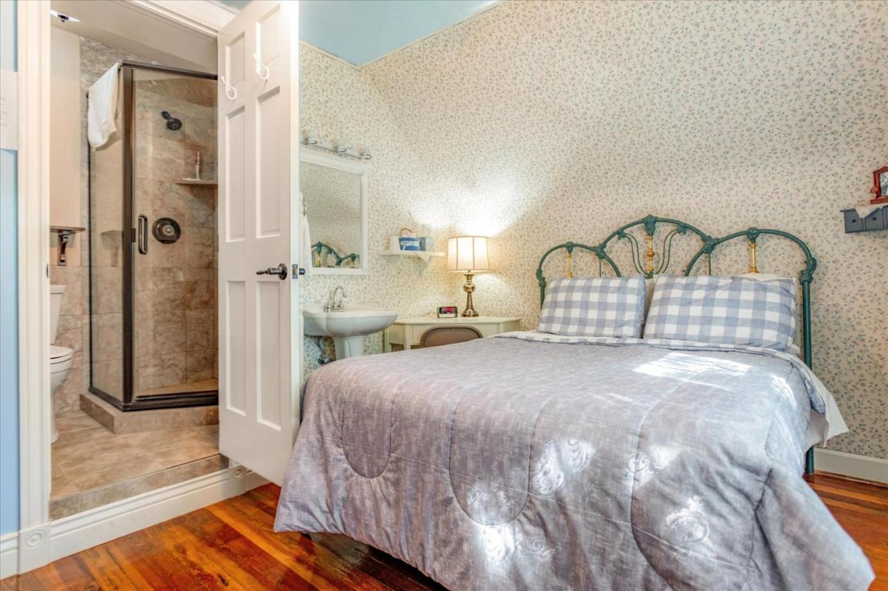 The Silk Pincushion (Adults Only) Bed and Breakfast Golden Exteriör bild